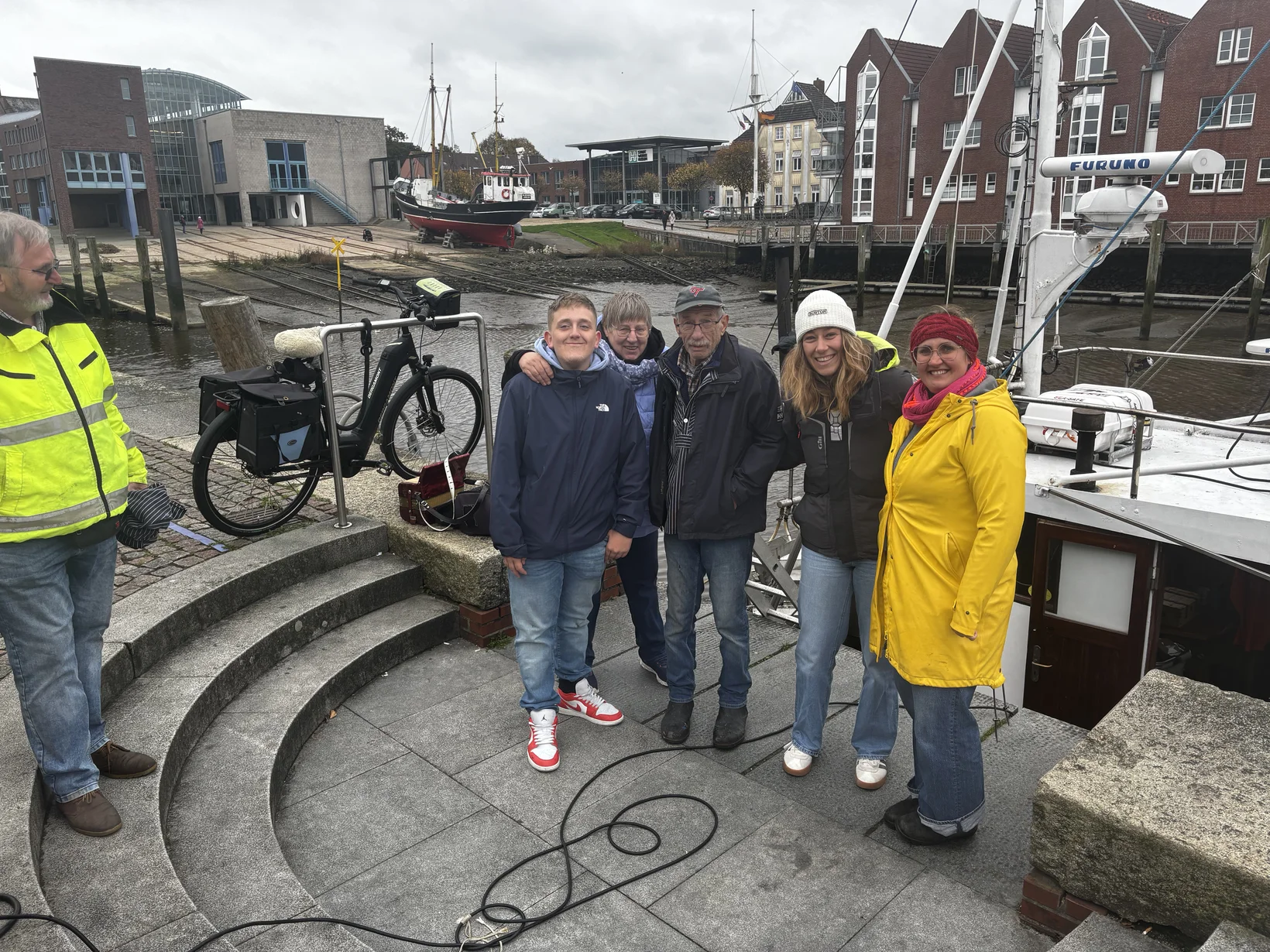 Gruppenfoto mit Familie Friedrichsen vor dem Kutter